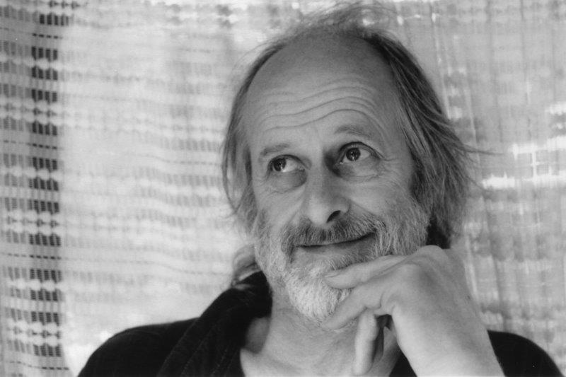 Mann
                        vor Gardine 2