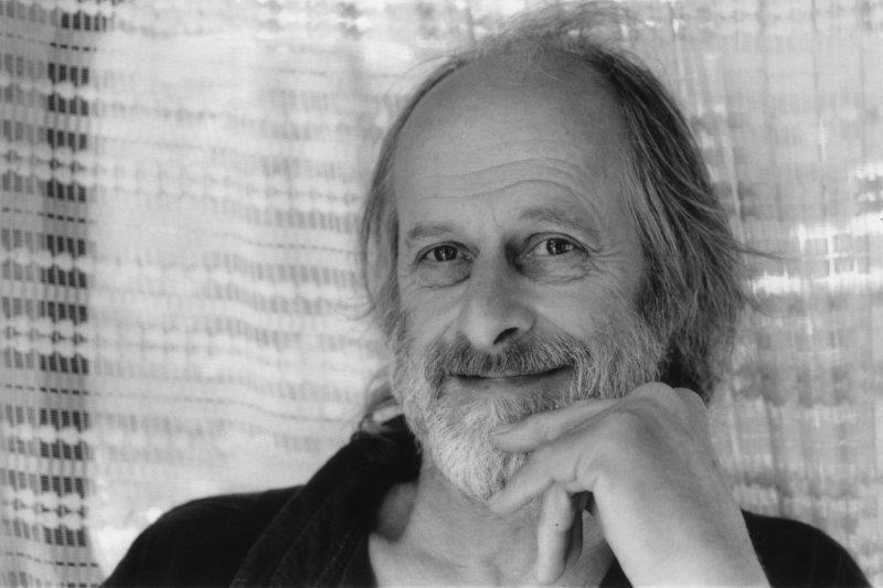 Mann
                        vor Gardine 3