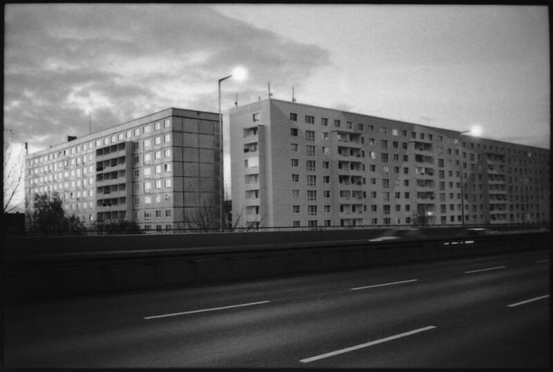 Hochh&auml;user und Stra&szlig;e 1